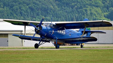Die An-2 trifft im Birrfeld ein.