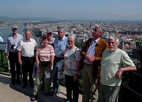 Unsere Reisegruppe ist von der Aussicht beindruckt.
