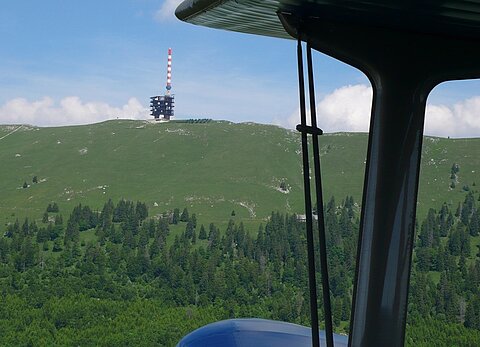 Vorbei am Sendeturm vom Chasseral.