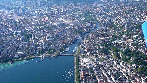 Hoch über der Stadt Zürich mit dem Zirkus Knie.