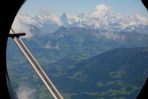 Die Berneralpen kommen in das Blickfeld.