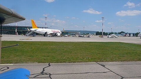 Vorbeirollen an den Airliner wie Easy Jet.