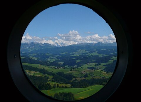 Voralpen und Alpen durch das Fenster der An-2 gesehen.