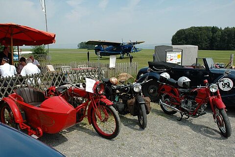 Oldtimer auf dem Flugplatz Buttwil.