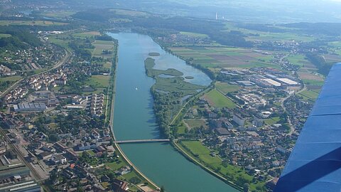 Über den Stausee von Klingnau.