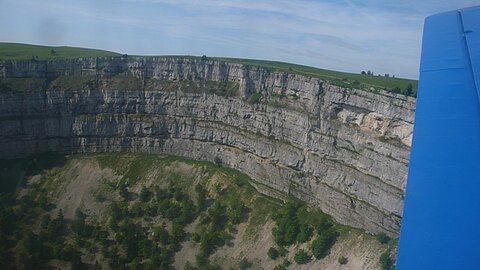 Vorbei an den steilen Felsen.