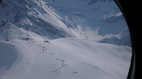 Ski- und Sesellifte am Metschstand.