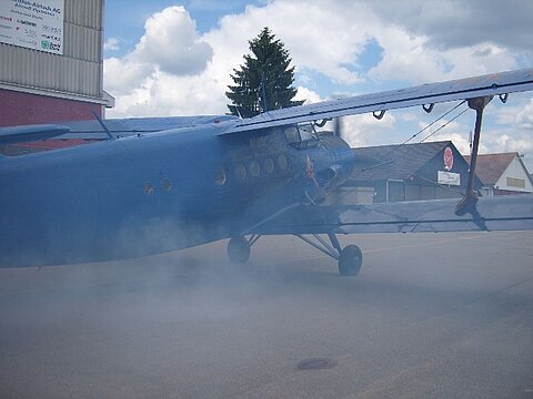 Mit viel Rauch wird die Antonov gestartet.