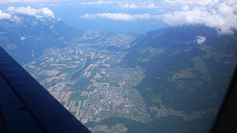Unter uns Aigle mit Blich in Richtung Genfersee.