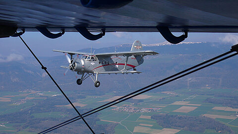 Die An-2 aus La Côte nähert sich.