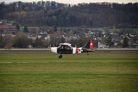 Der Stinson startet noch zu eiunem Abendflug.