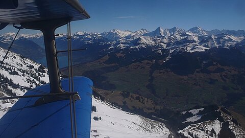 Bildmitte Eiger, Mönch und Jungfrau.