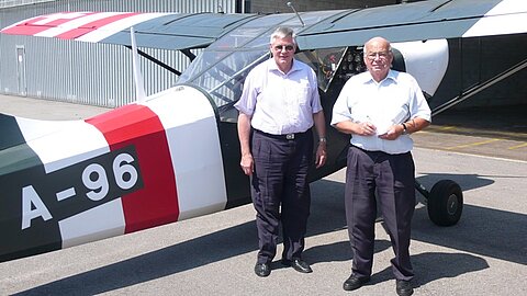 ... auch beim Piloten, sind zwei strahlende Gesichter zu sehen.