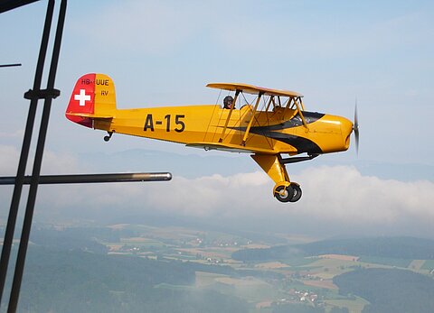 Umgebung von Zofingen begegnen wir Ueli Wenger mit dem Bücker.