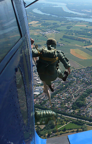 Die Fallschirmspringer verlassen die Antonov.
