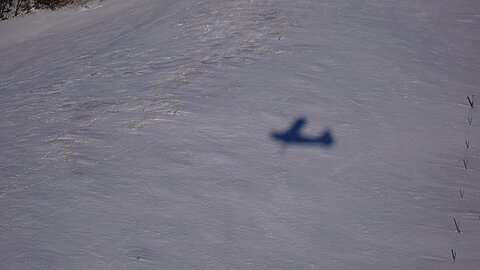 Der Schatten vom L-5 im Schnee.