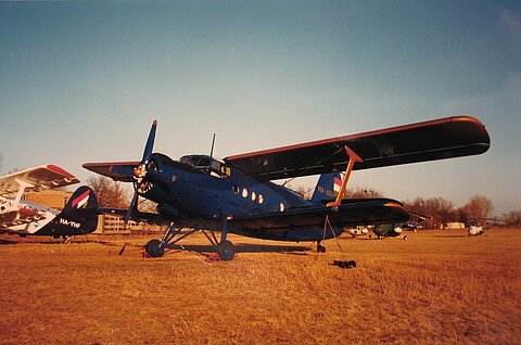 Nachdem die HA-ABA 1999 neu bespannt wurde, erhielt sie einen dunkelblauen Anstrich, Bild auf dem Flugplatz Dunakesi nord-östlich von Budapest.