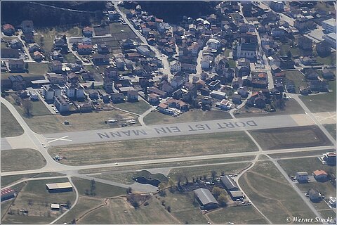 Hier ein Mann, Flugplatz Turtmann