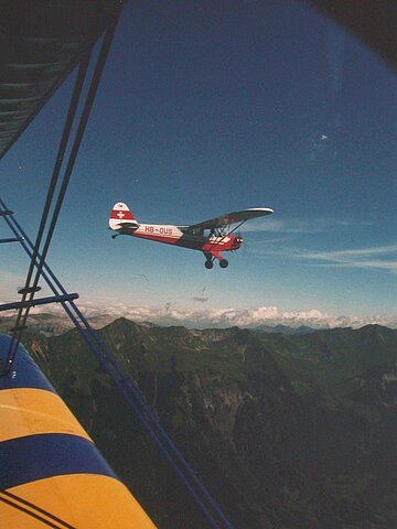 Der Piber Cub begleitet die Antonov nach Raron.