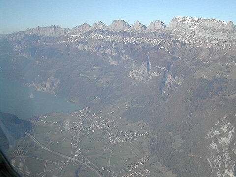 Schweizer Boden unter uns die Churfirsten.