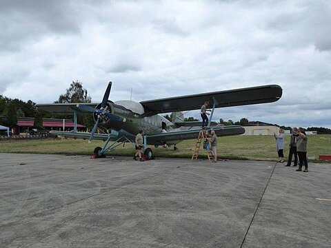 Der Organisator stellt seine An-2 bereit.