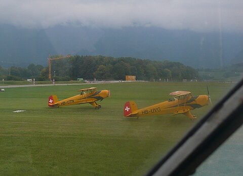 Zwei Bücker Jungmann starten in Thun.