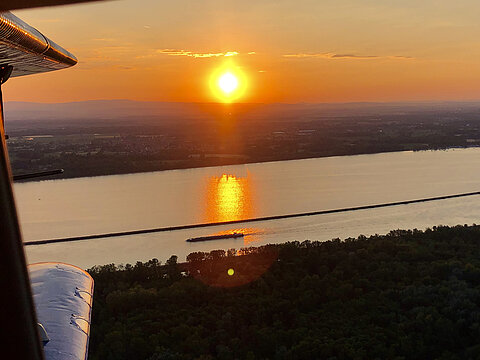 Sonnenuntergang um 21:15 Uhr in der Gegend von Strassbourg.