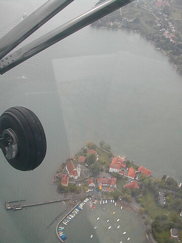 Der Bodensee wird überflogen.