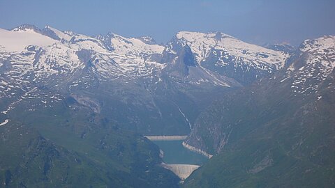Einer der vielen Bergstauseen in Graubünden.