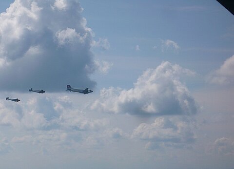 In der Luft begegnen wir der Clasic Formatin DC-3 und den zwei Beechcraft.