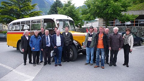 Mit einem Oldtimer Bus geht es weiter.