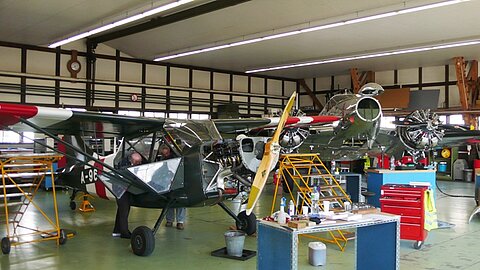 Im Hintergrund wird an dem Beechcraft b18 gearbeitet.