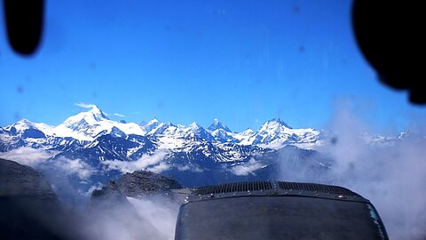 Vor uns die Walliseralpen.