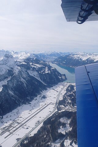 Militärflugplatz Meiringen dahinter Brienzersee.