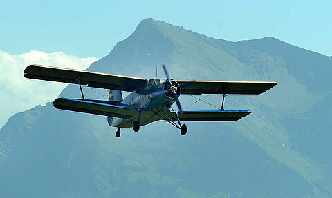 Im Hintergrund der Niesen und vorne startet die AN-2.