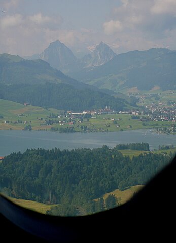 Siehlsee im Hintergrund Einsiedeln und die Mythen.