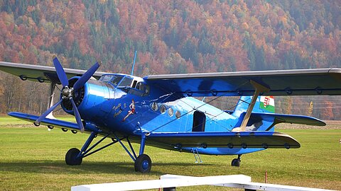 AN-2 in der herbstlichen Idylle in Gruyères.