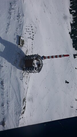 Unter uns der Sendeturm auf dem Chasseral.