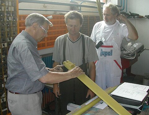 Heiri, Ernö und der Mechaniker inspizieren die Arbeiten.