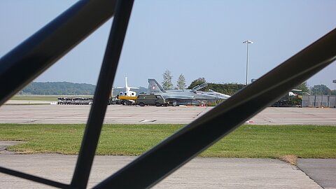 Genf ein Militärflugplat? Nein auch dieser F-5 und FA-18 waren zu Gast.