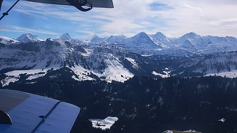 V.l.n.r. Wetterhorn, Schreckhorn, Finsterarhorn, Eiger, Mönch und Jungfrau.