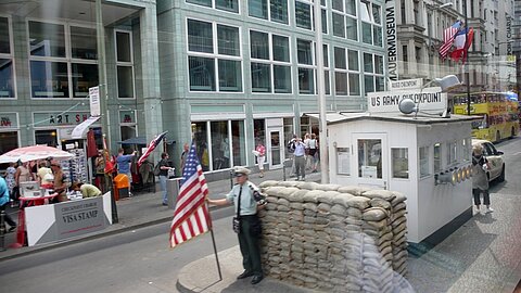 Der legendäre und bekannte Checkpoint Charlie in Berlin.