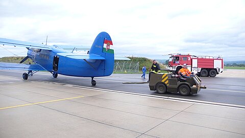 Die AN-2 wird zum Übernachtungsplatz gezogen.