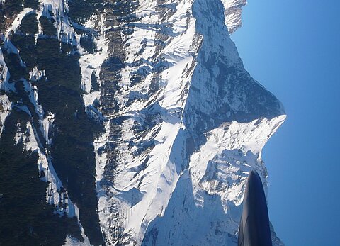 Mänlicher und dhinter die Eigernordwand.