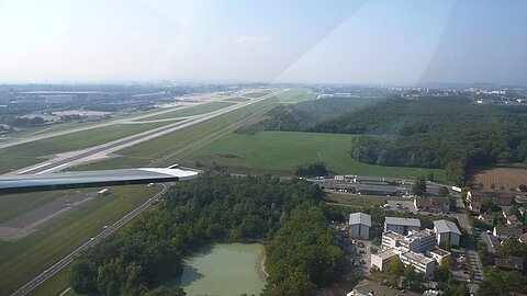 Ein letzter Blick auf die lange Piste von Genf.