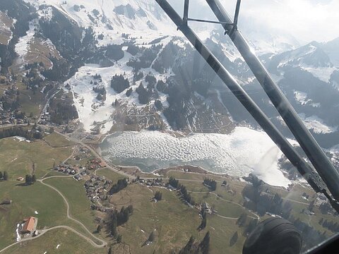 Mit Eis bedeckter Schwarzsee.