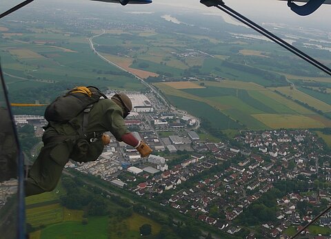Eindrücklich wie die Springer das Flugzeug verlassen.