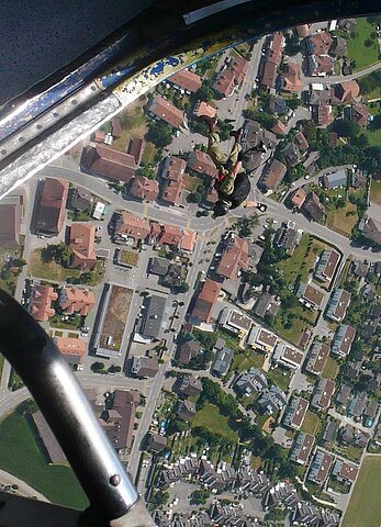 Der letzte Springer hat die An-2 verlassen.