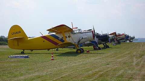 Auf die anderes seite gesehen bietet sich ein ähnlicher Anblick auf die 22 angreisten AN-2.