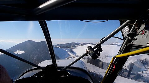 Der Passagier schaut über die Schultern vom Piloten.